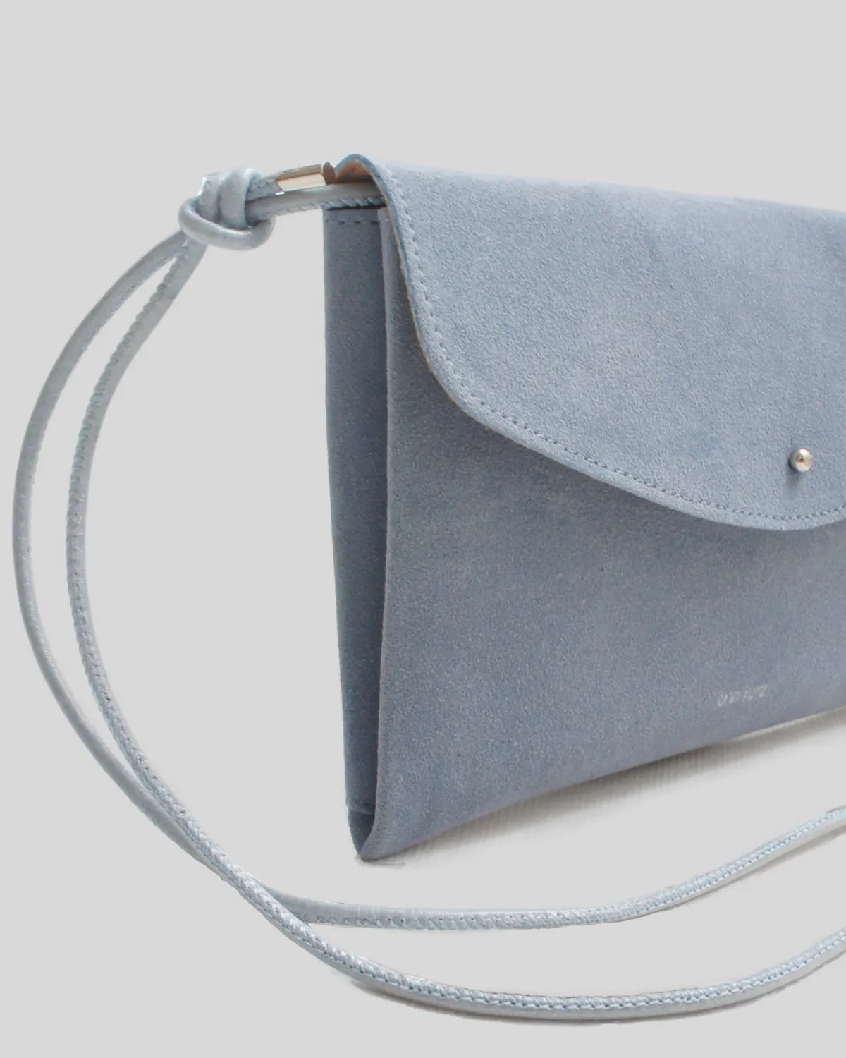MAJA – Crossbody-taske i ruskind og genanvendte læderfibre | Lyseblå