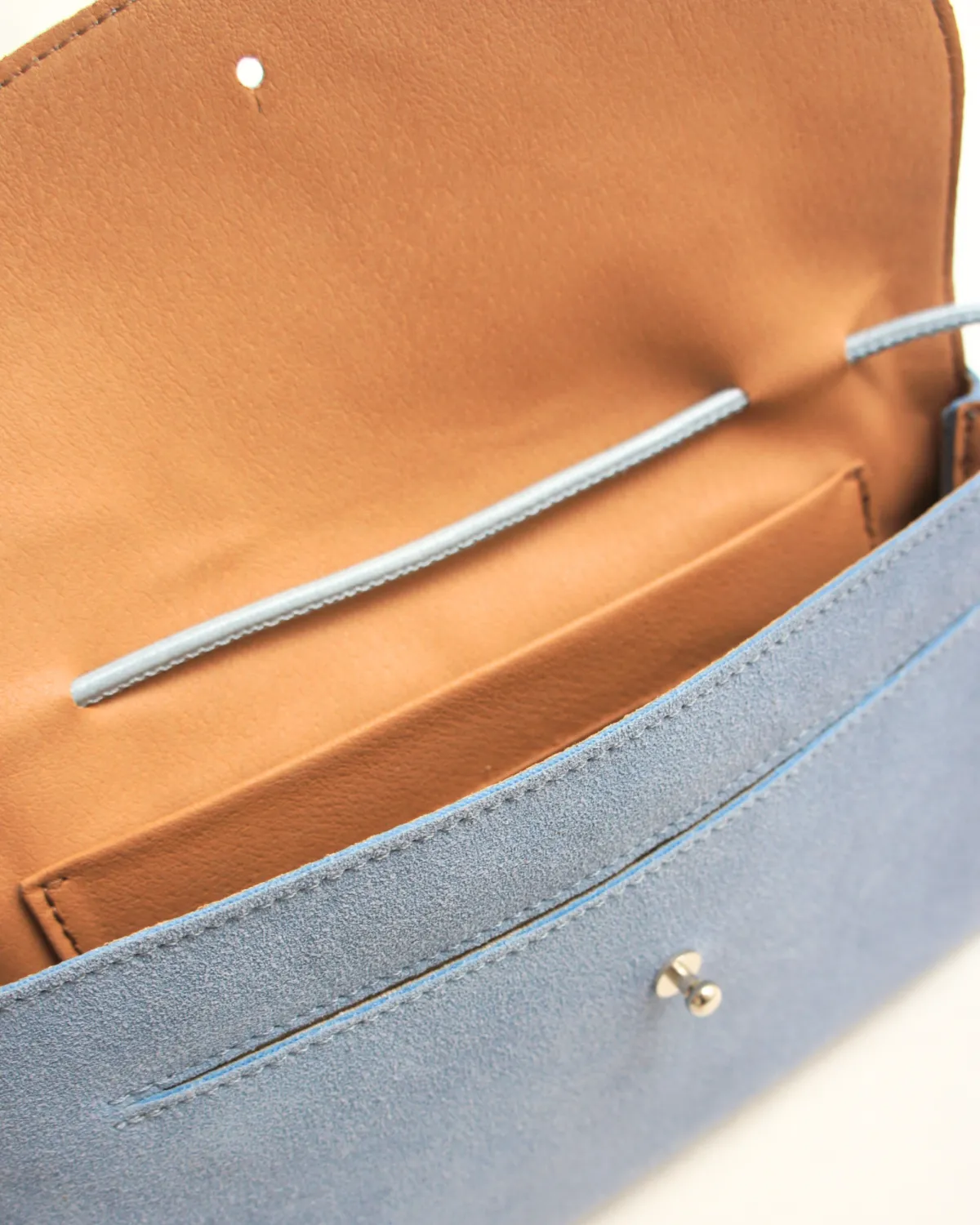 MAJA – Crossbody-taske i ruskind og genanvendte læderfibre | Lyseblå