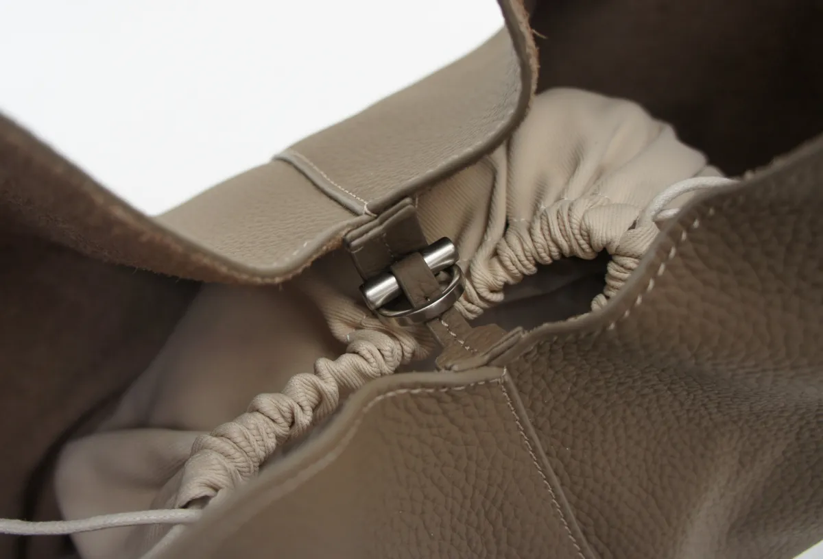 SOLVEIG – Stor hobo-taske i full grain læder | Taupe