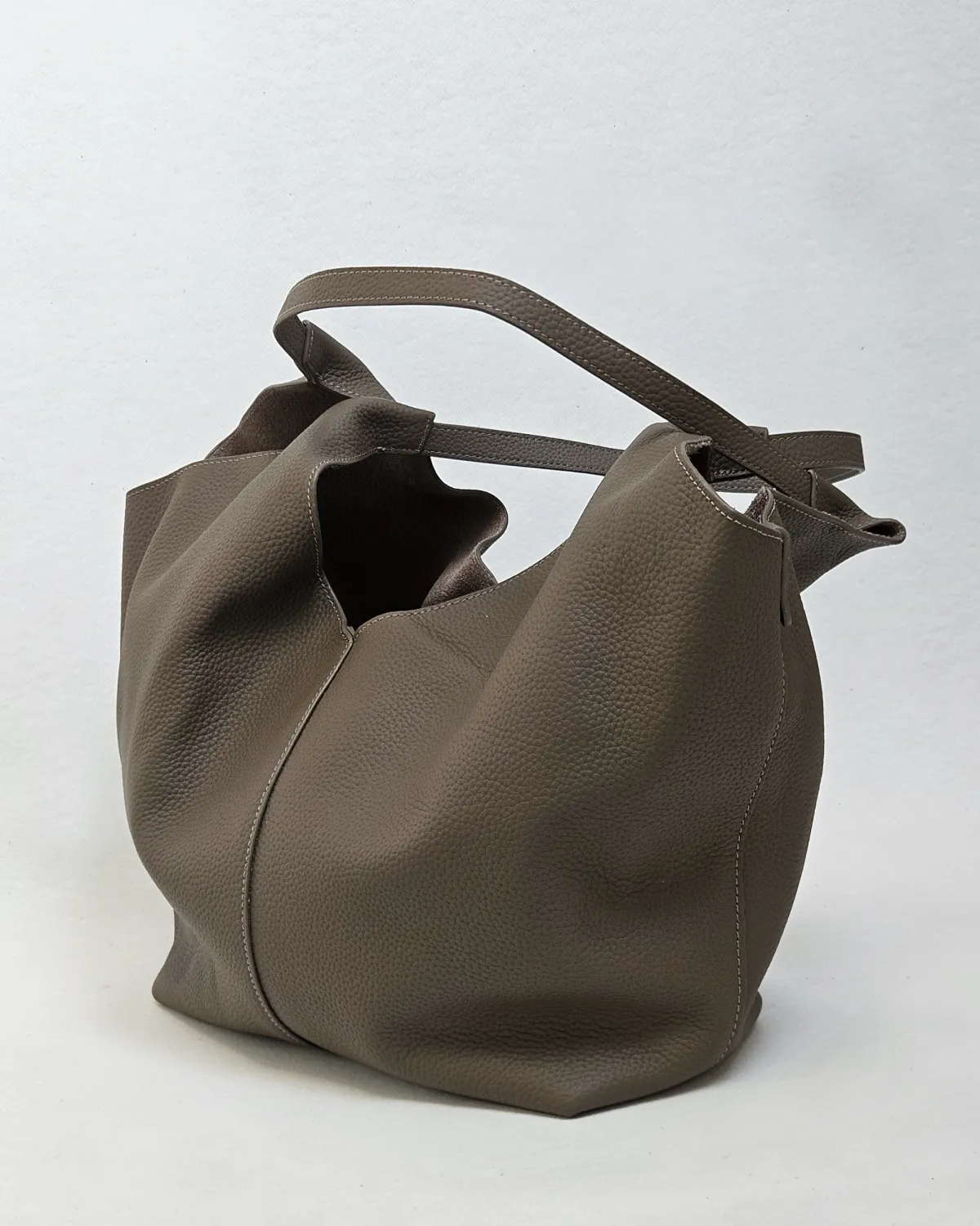 SOLVEIG – Stor hobo-taske i full grain læder | Taupe - Billede 2