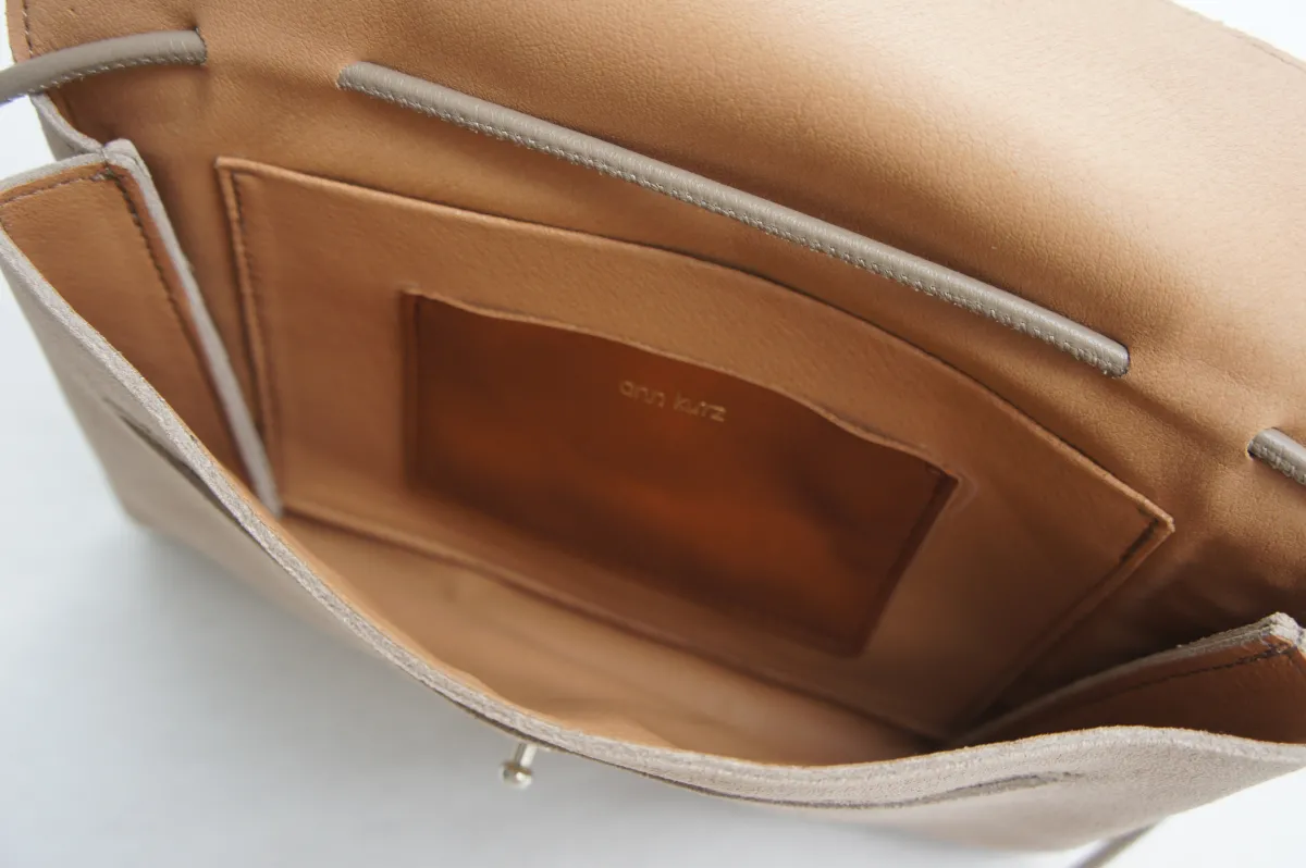 MAJA – Crossbody-taske i blødt ruskind | Nude