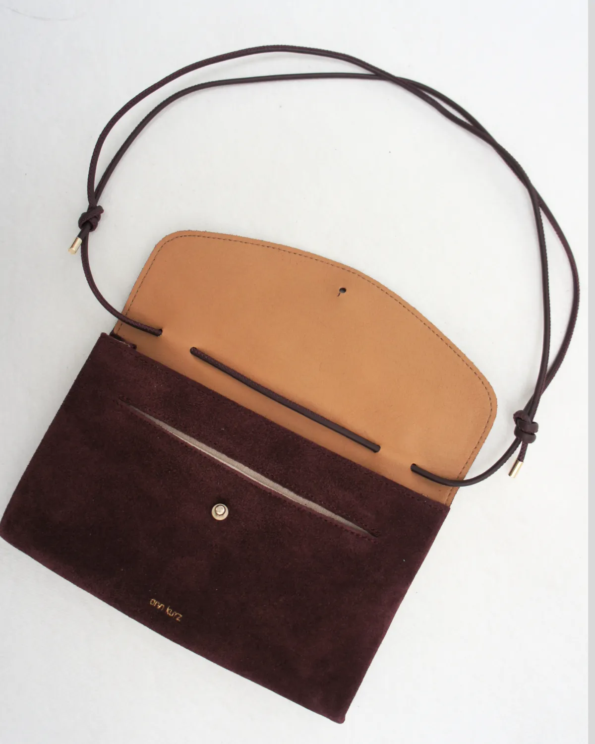 MAJA – Crossbody-taske i blødt ruskind | Bordeaux