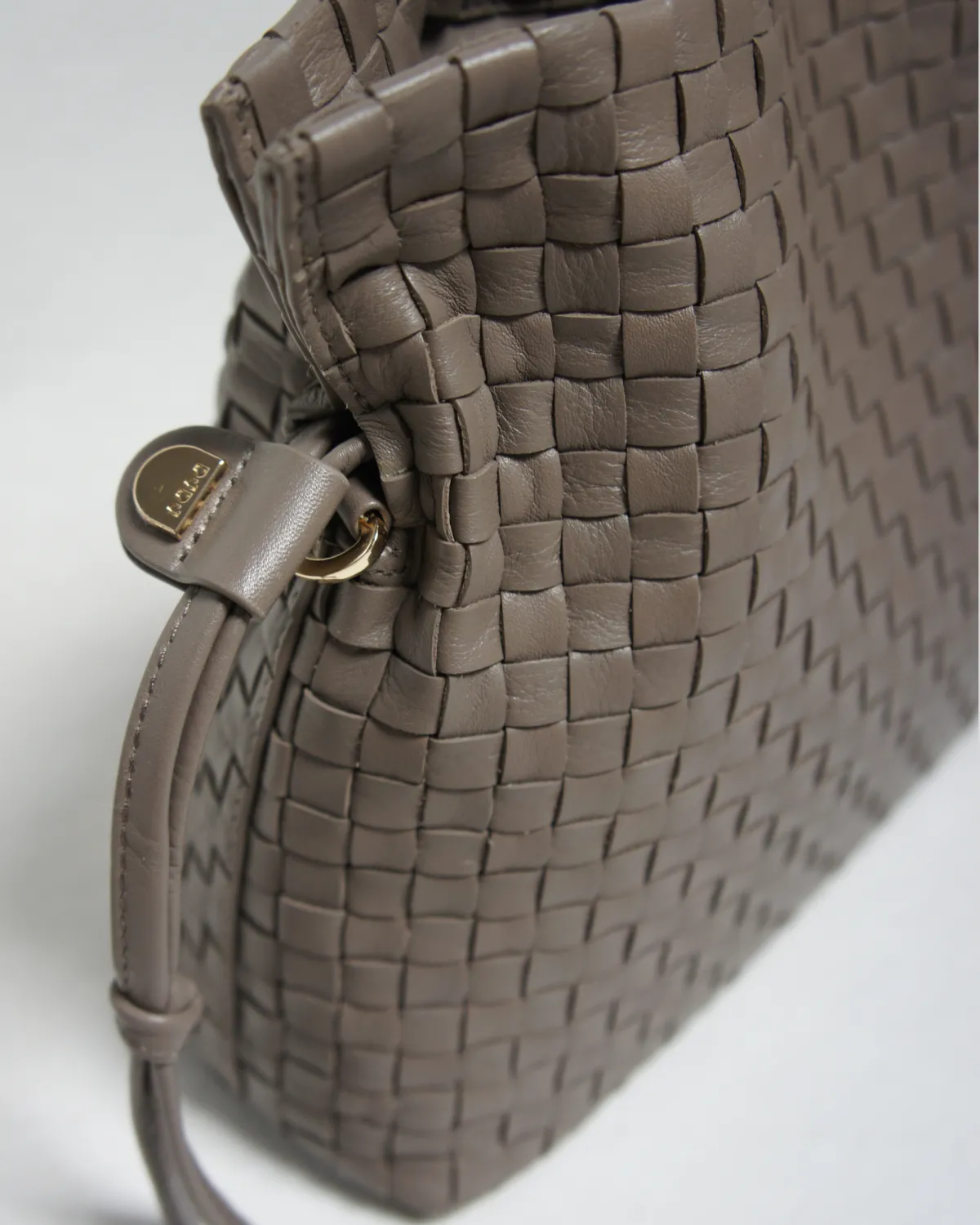 LEONORA – Håndflettet bucket-taske i full grain kalveskind | Taupe