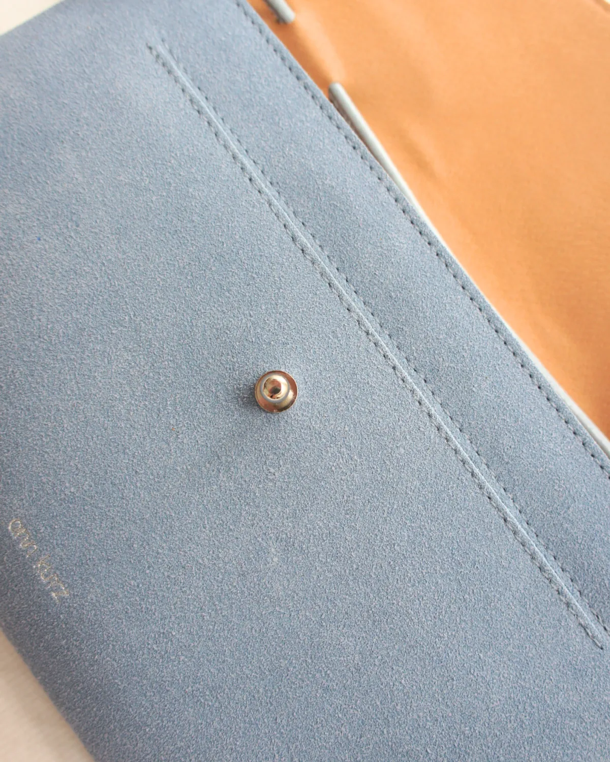 MAJA – Crossbody-taske i ruskind og genanvendte læderfibre | Lyseblå