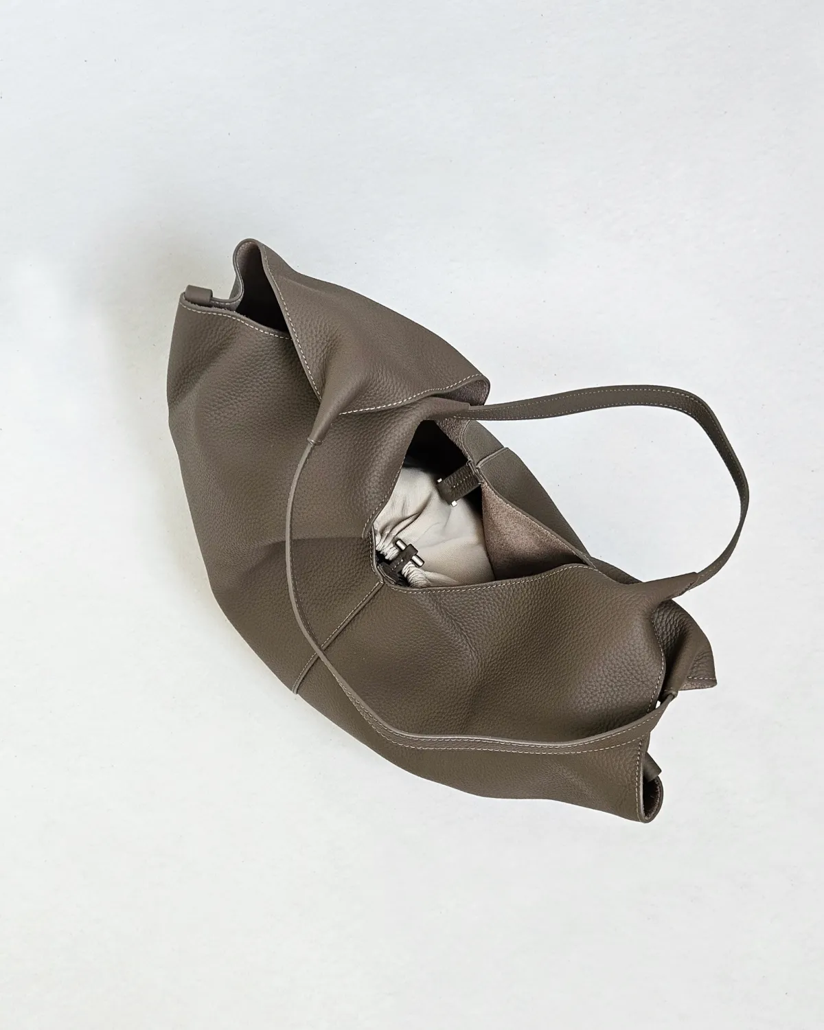 SOLVEIG – Stor hobo-taske i full grain læder | Taupe - Billede 4