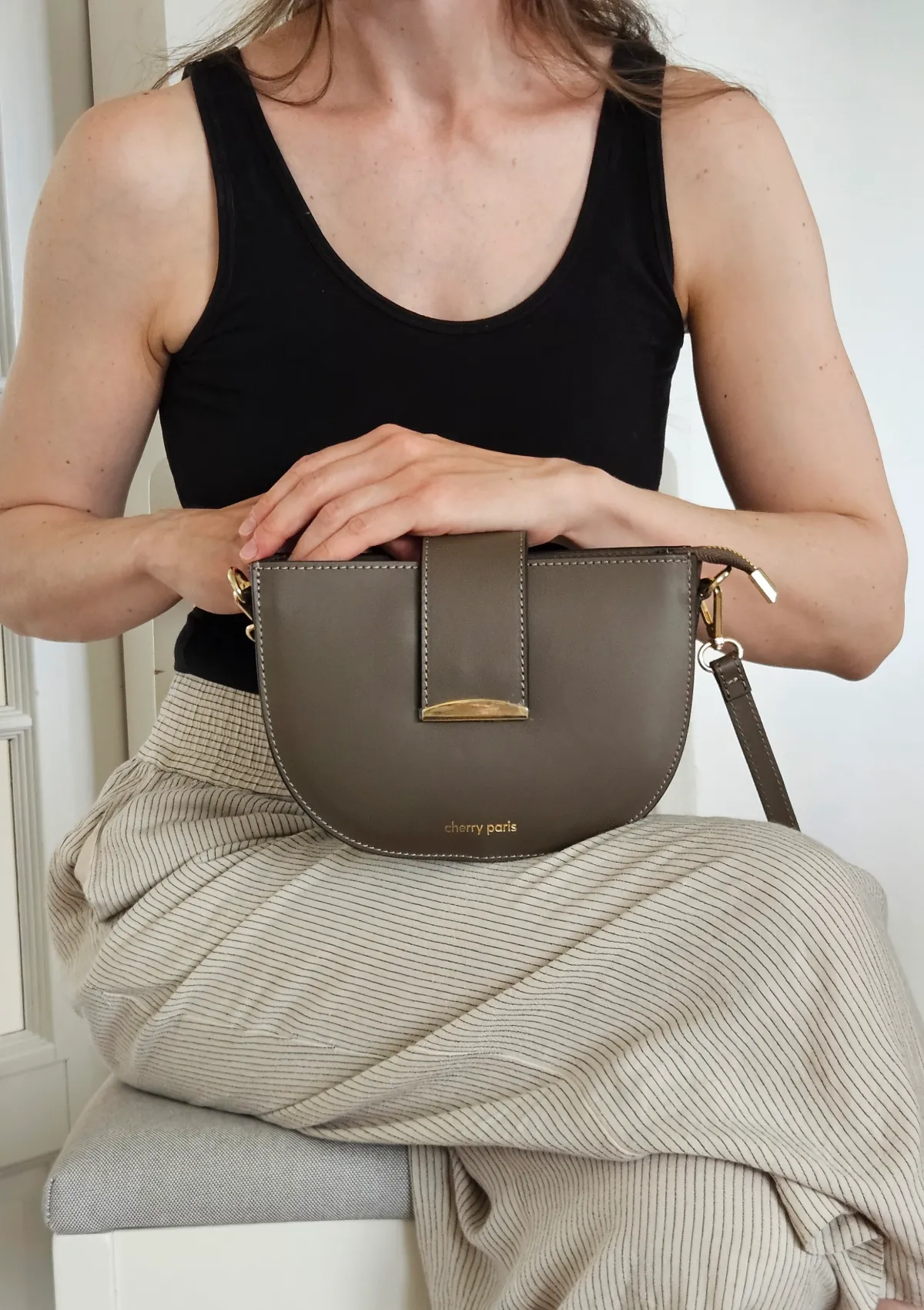 AMELIE – Crossbody-taske i glat læder med gyldne detaljer | Mørk taupe