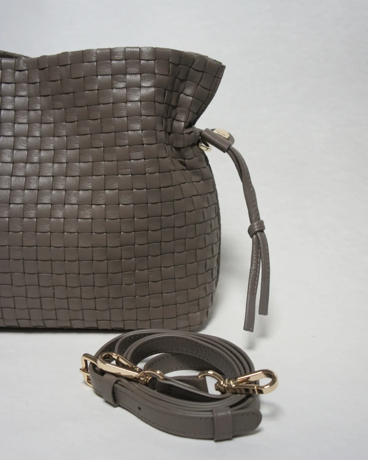 LEONORA – Håndflettet bucket-taske i full grain kalveskind | Taupe