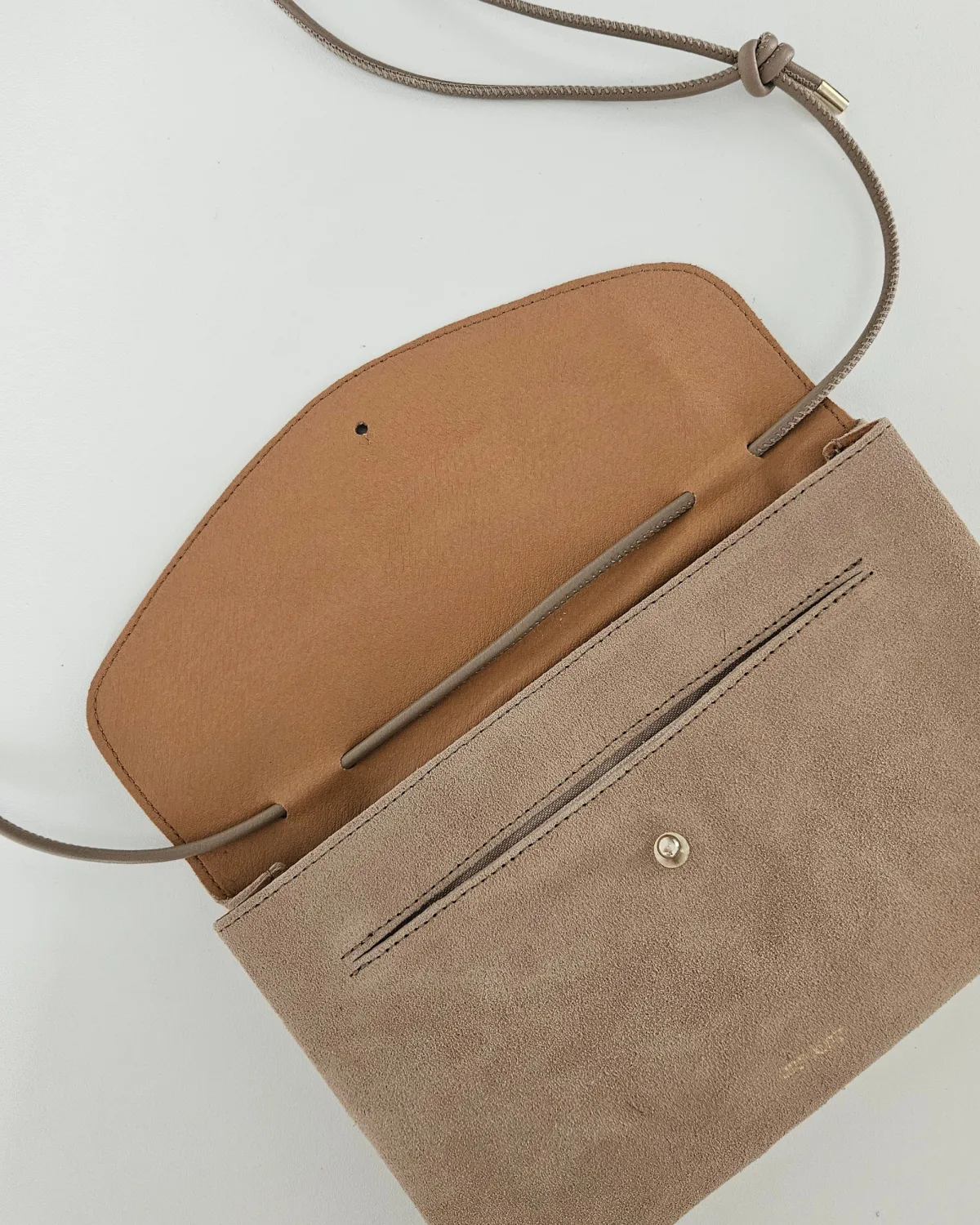 MAJA – Crossbody-taske i blødt ruskind | Nude