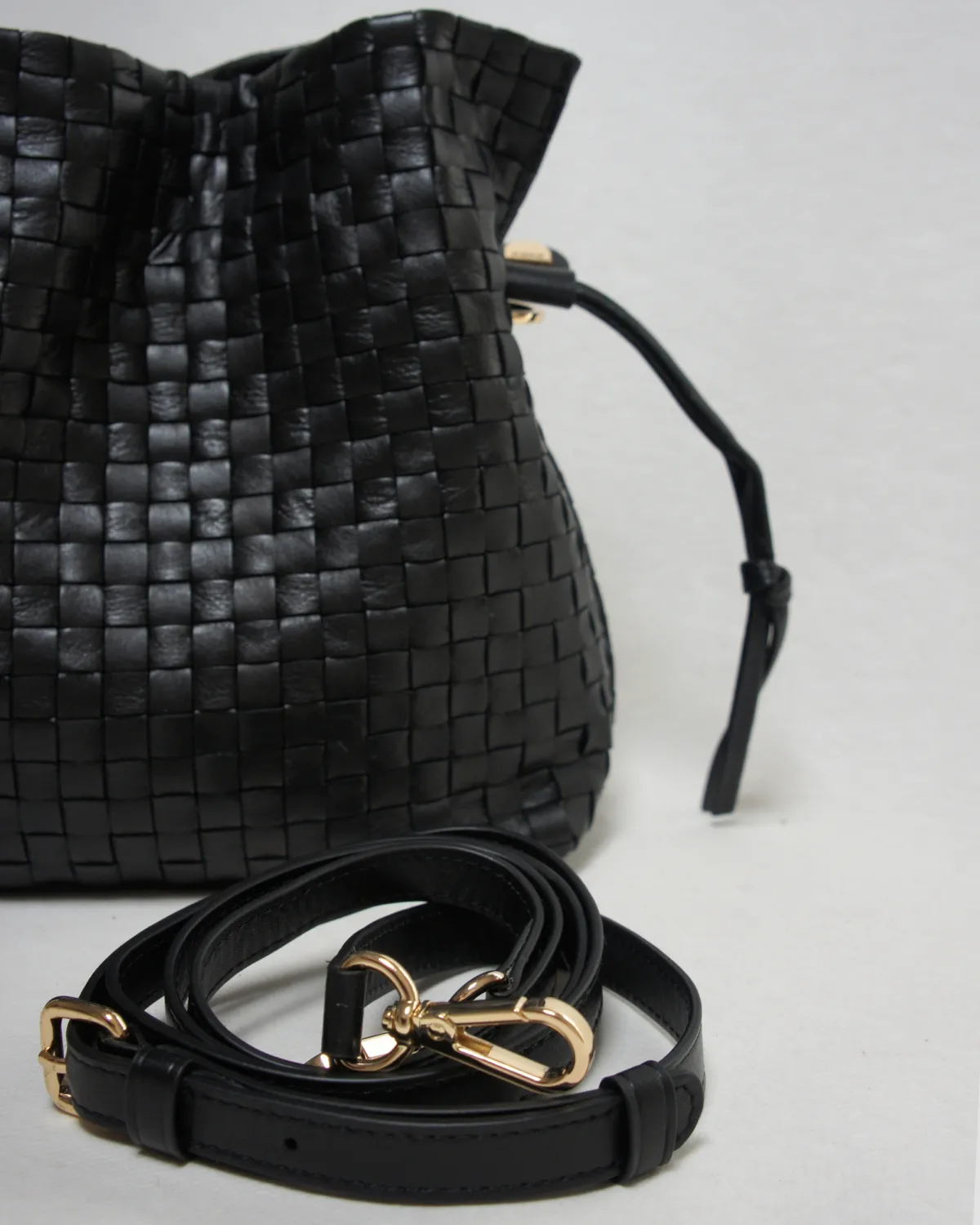 LEONORA – Håndflettet bucket-taske i full grain kalveskind | Sort