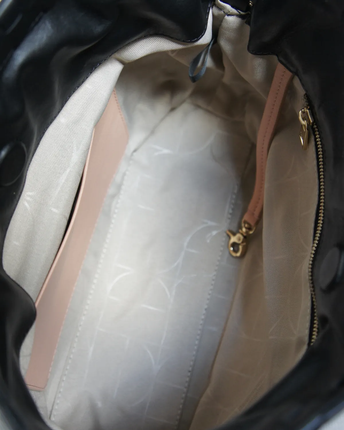 LEONORA – Håndflettet bucket-taske i full grain kalveskind | Sort