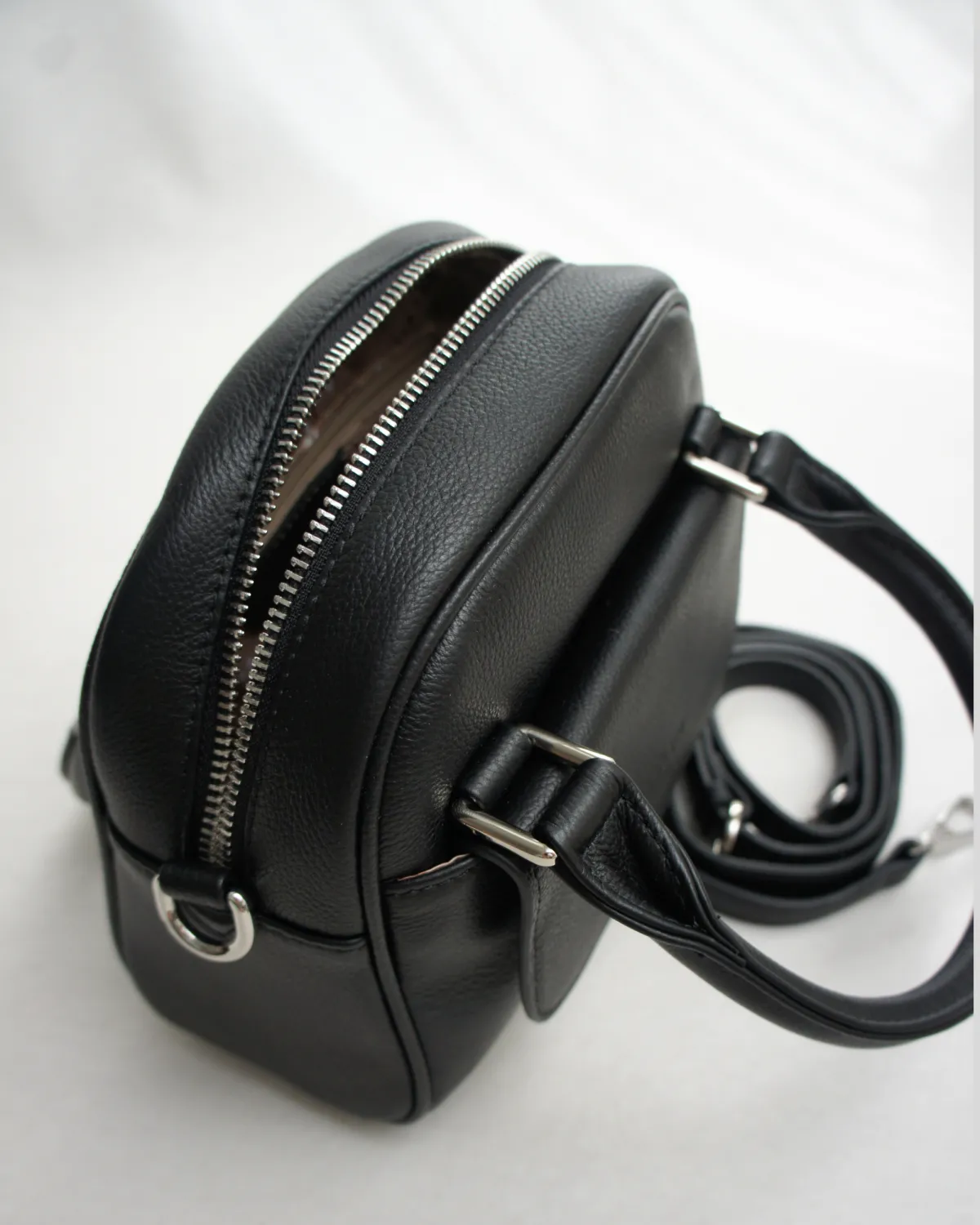EMMA – Kompakt håndtaske & crossbody | Sort