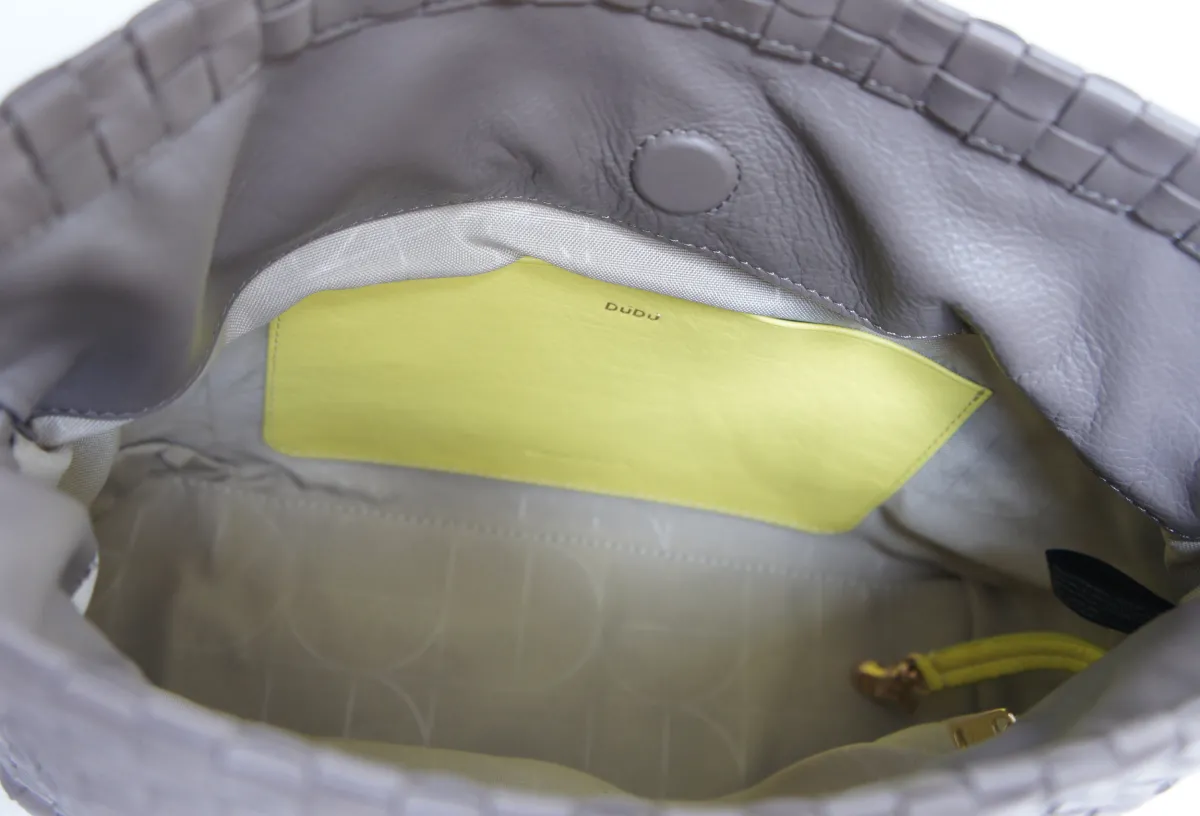 LEONORA – Håndflettet bucket-taske i full grain kalveskind | Taupe