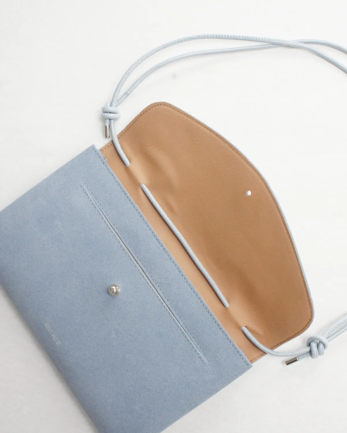 MAJA – Crossbody-taske i ruskind og genanvendte læderfibre | Lyseblå