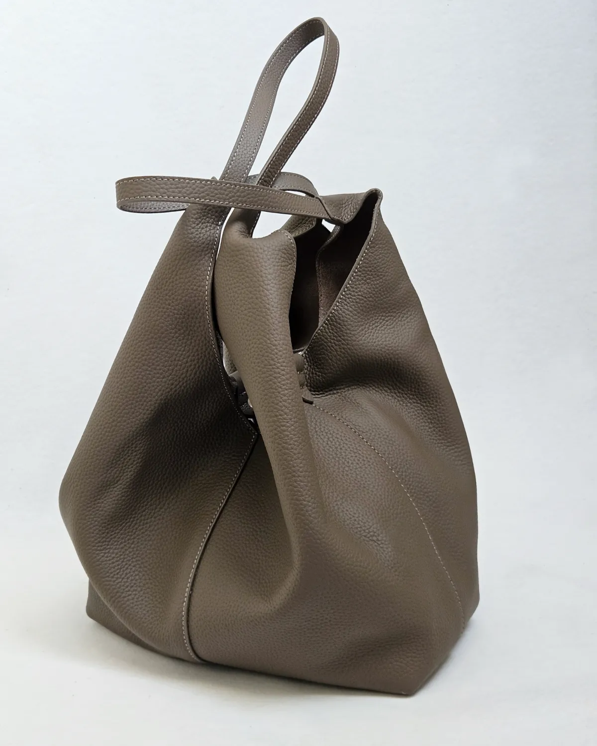 SOLVEIG – Stor hobo-taske i full grain læder | Taupe - Billede 3
