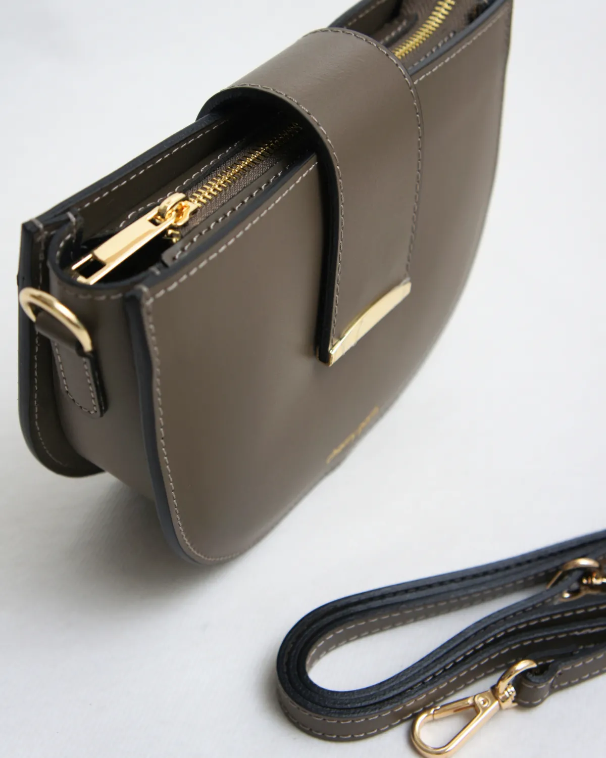 AMELIE – Crossbody-taske i glat læder med gyldne detaljer | Mørk taupe