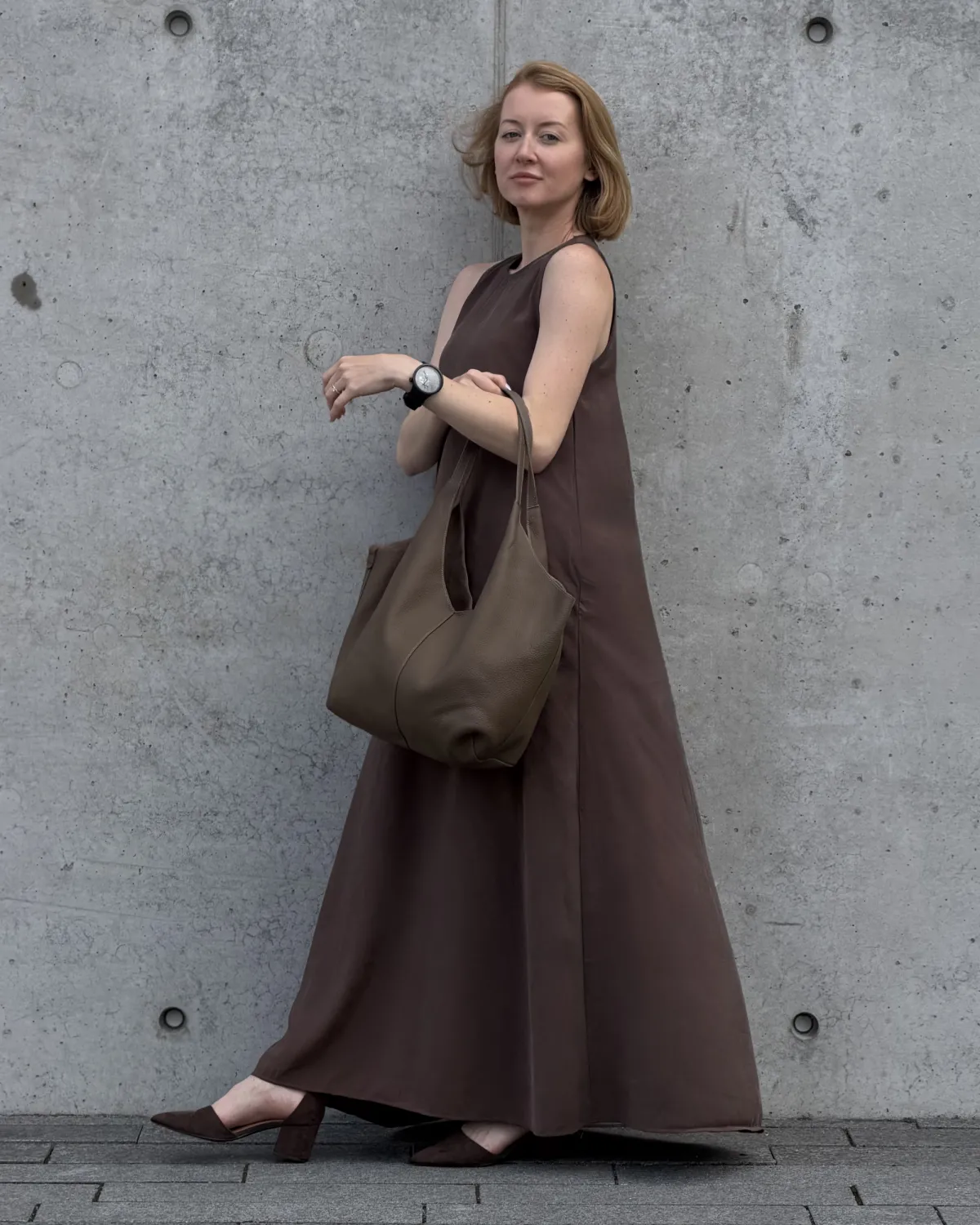 SOLVEIG – Stor hobo-taske i full grain læder | Taupe
