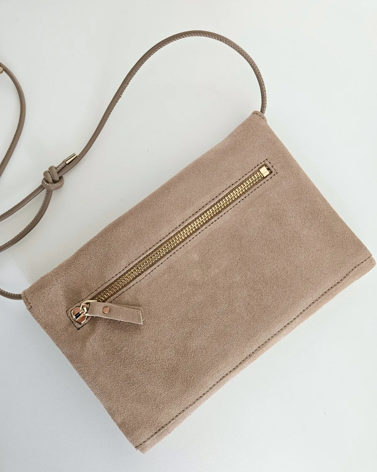 MAJA – Crossbody-taske i blødt ruskind | Nude