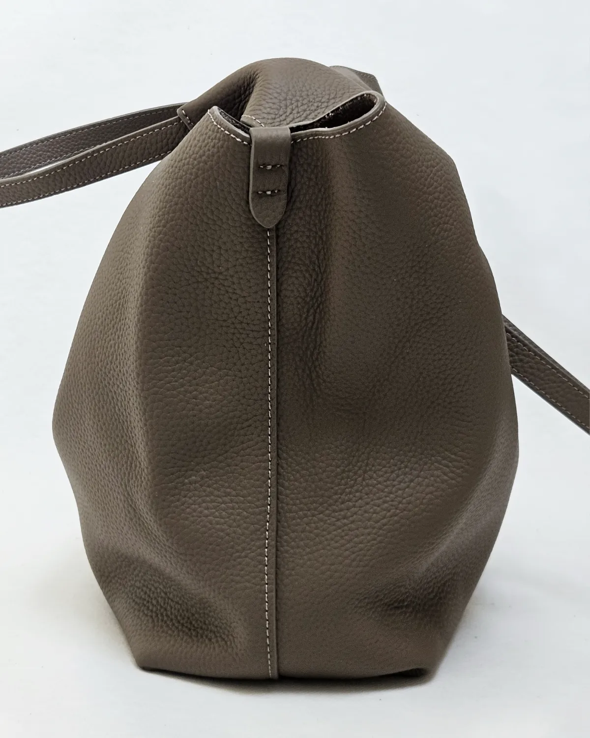SOLVEIG – Stor hobo-taske i full grain læder | Taupe - Billede 6