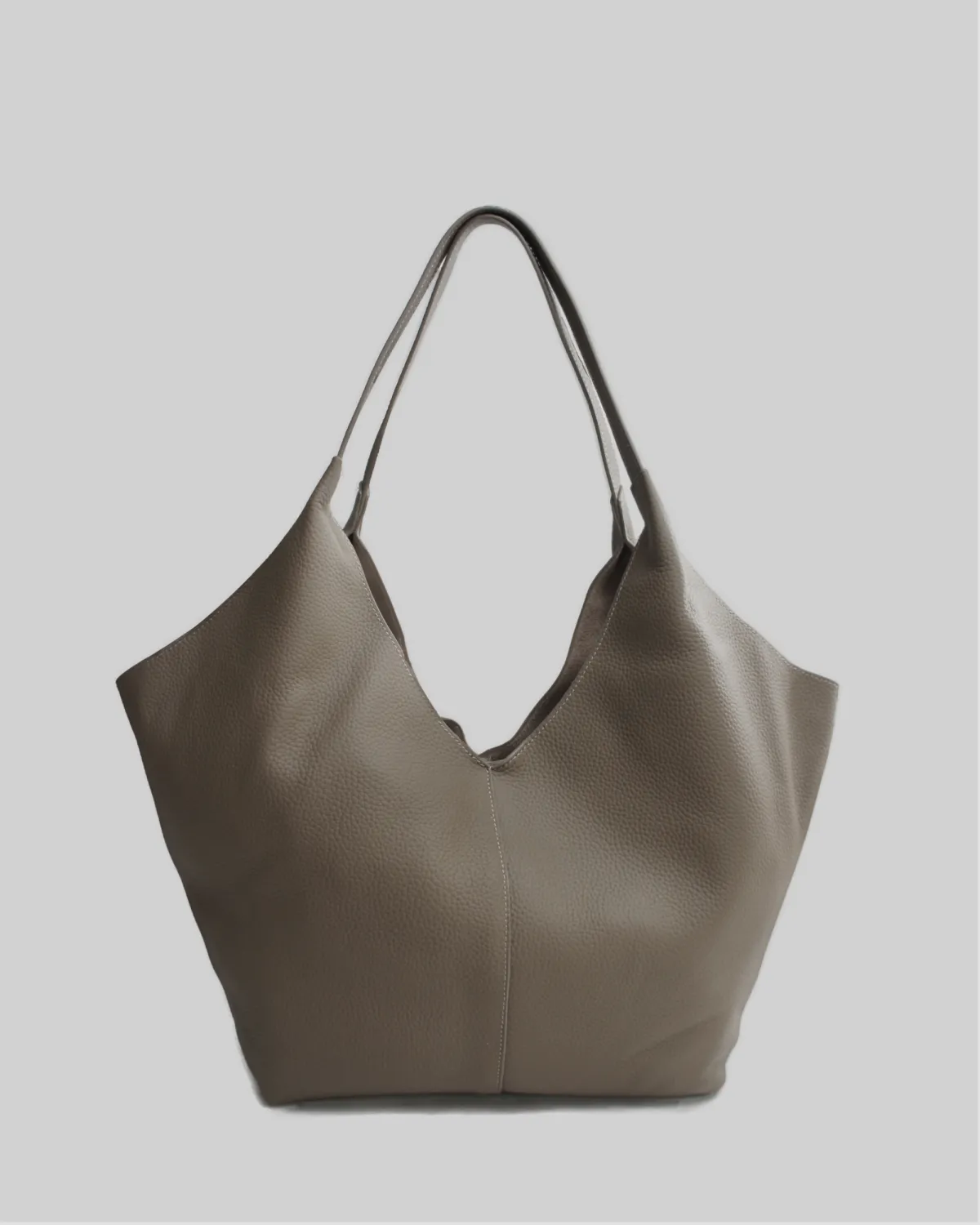 SOLVEIG – Stor hobo-taske i full grain læder | Taupe