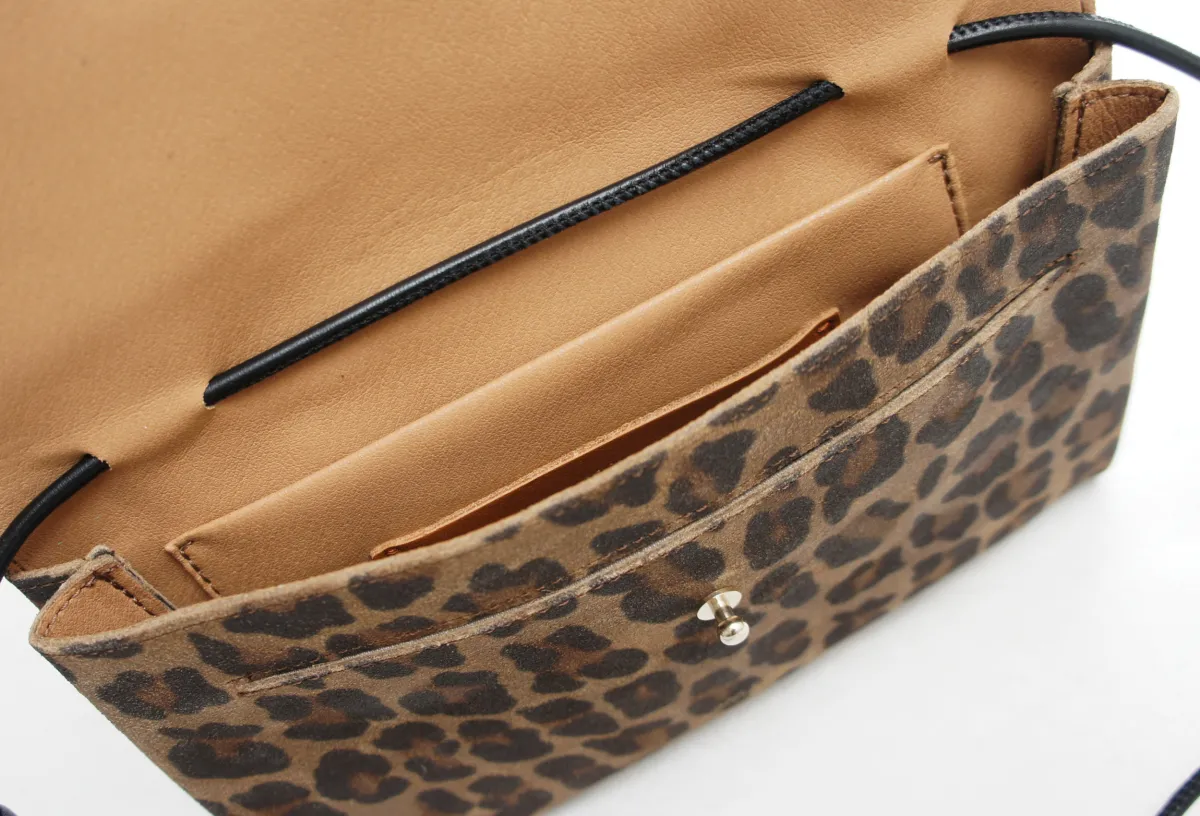 MAJA – Crossbody-taske i ægte læder med leopardprint