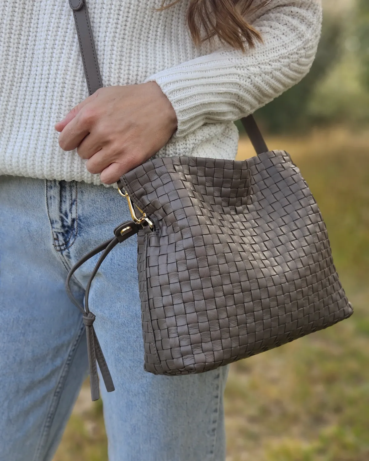 LEONORA – Håndflettet bucket-taske i full grain kalveskind | Taupe