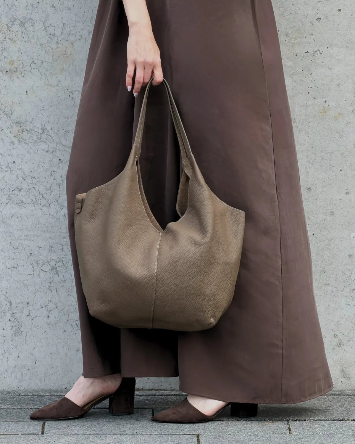 SOLVEIG – Stor hobo-taske i full grain læder | Taupe