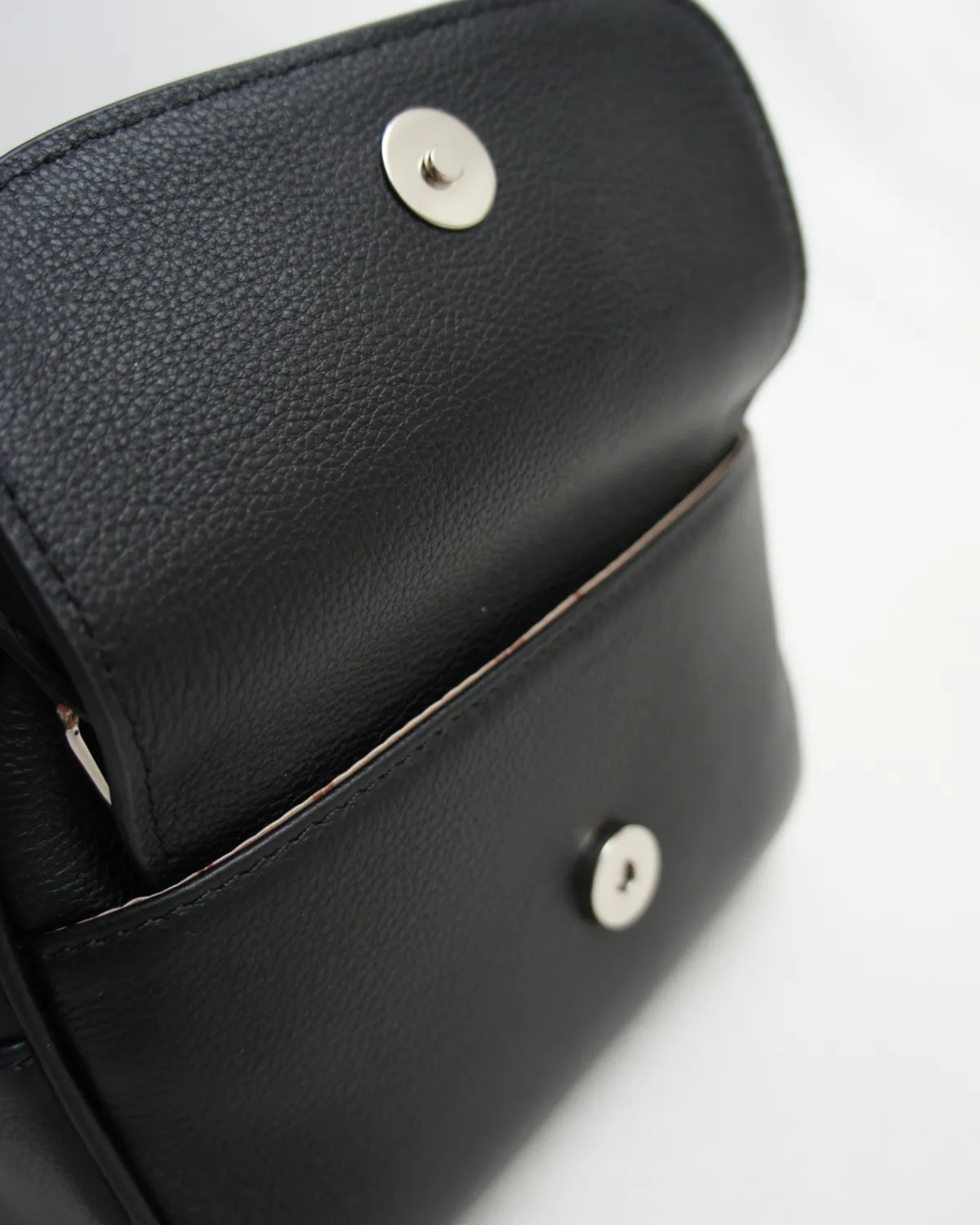 EMMA – Kompakt håndtaske & crossbody | Sort