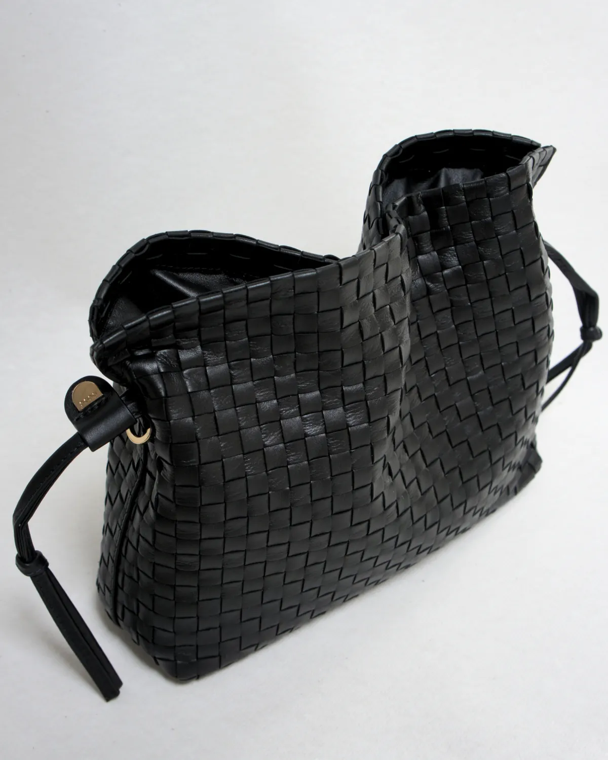 LEONORA – Håndflettet bucket-taske i full grain kalveskind | Sort