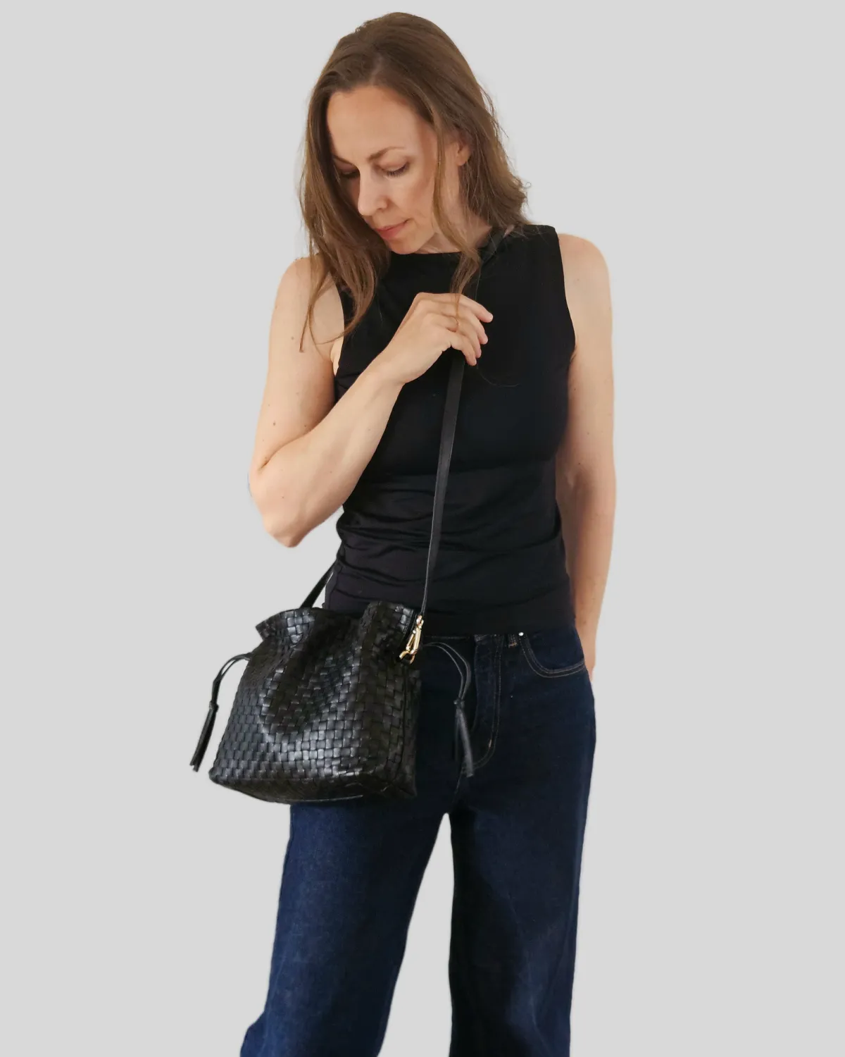 LEONORA – Håndflettet bucket-taske i full grain kalveskind | Sort - Billede 8