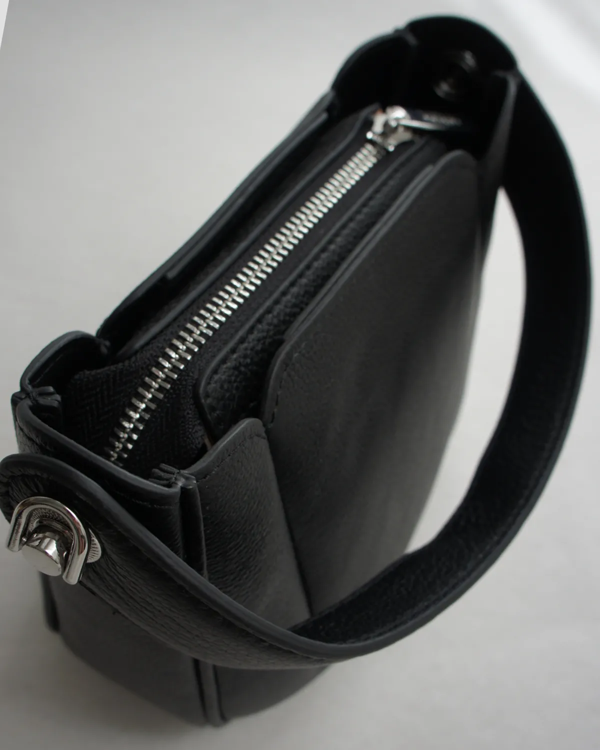 ALVA – Lille håndtaske og crossbody i ægte læder | Sort