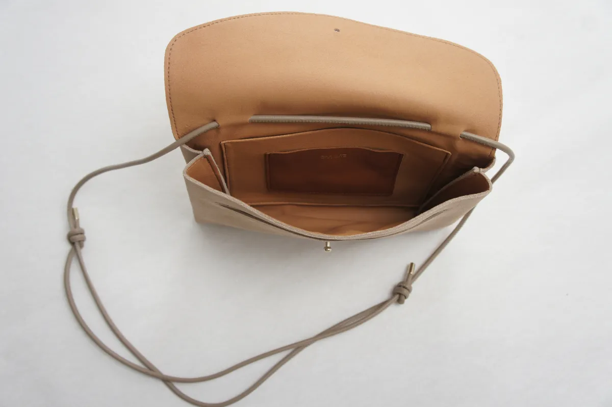 MAJA – Crossbody-taske i blødt ruskind | Nude