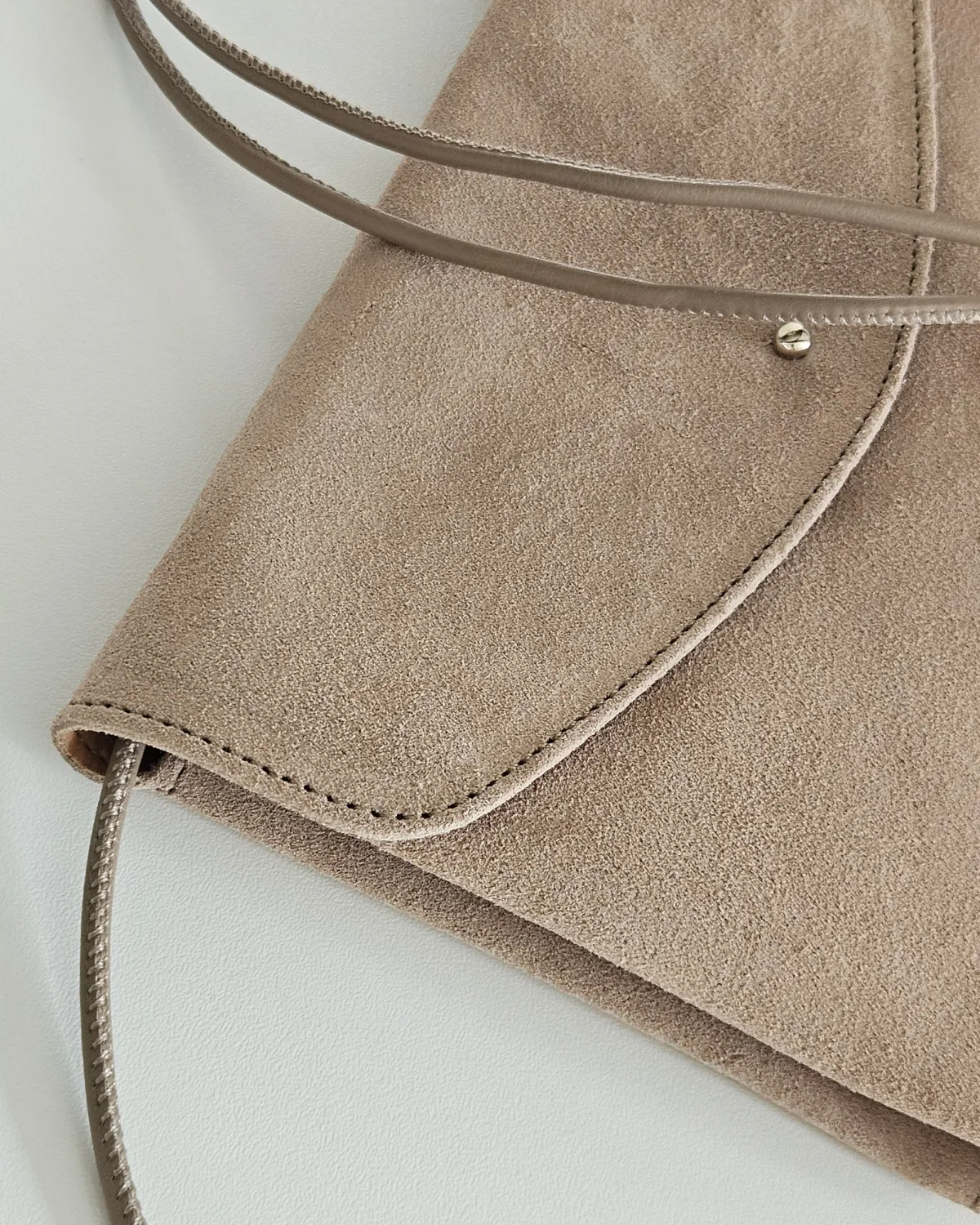MAJA – Crossbody-taske i blødt ruskind | Nude