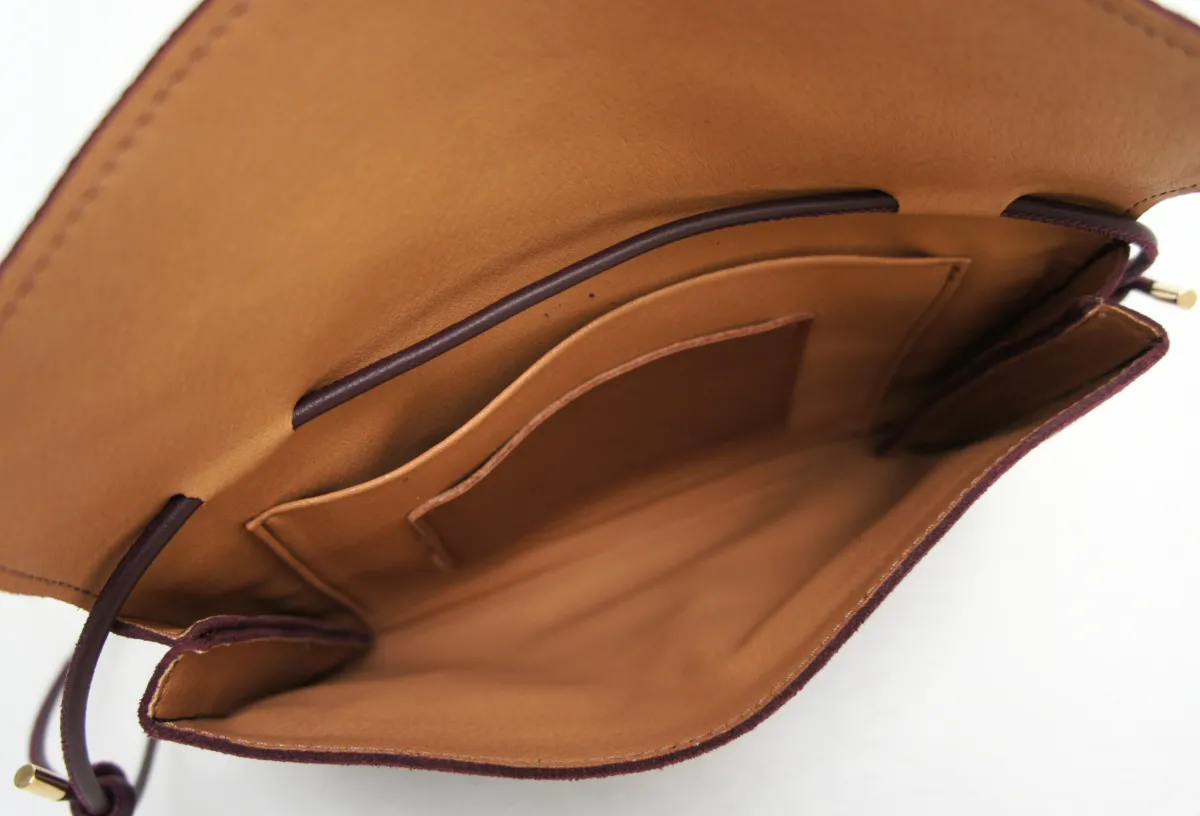 MAJA – Crossbody-taske i blødt ruskind | Bordeaux