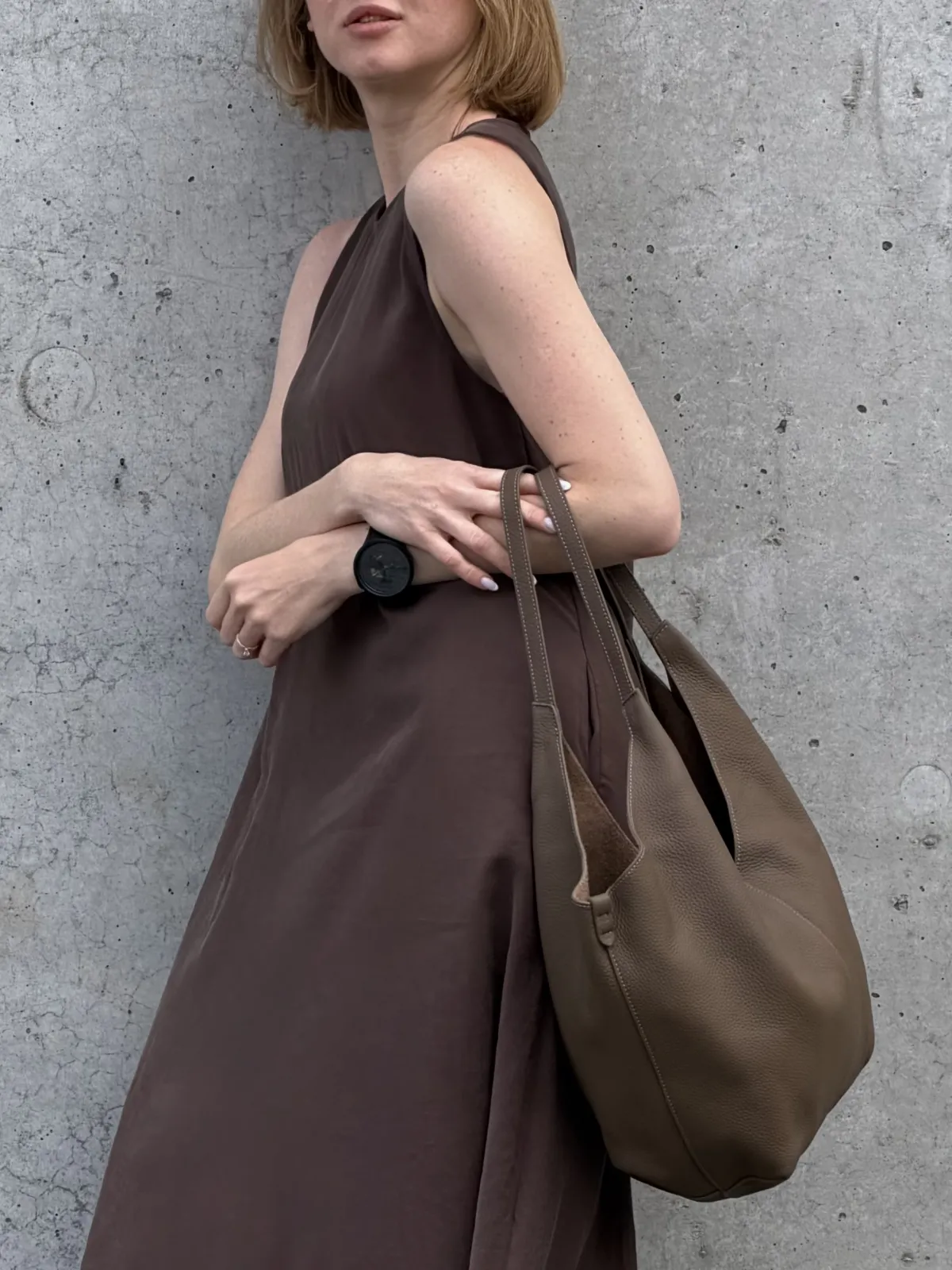 SOLVEIG – Stor hobo-taske i full grain læder | Taupe