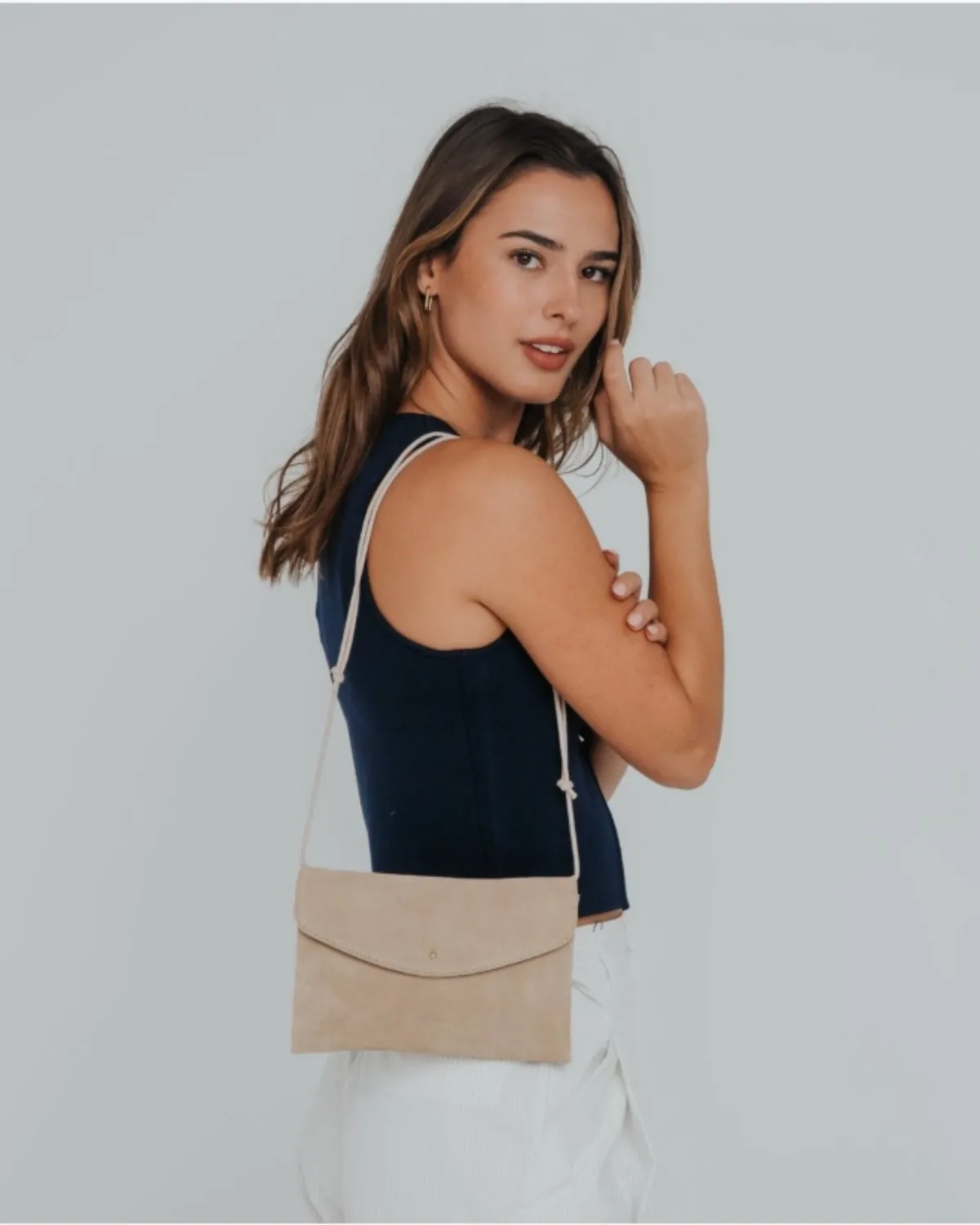MAJA – Crossbody-taske i blødt ruskind | Nude