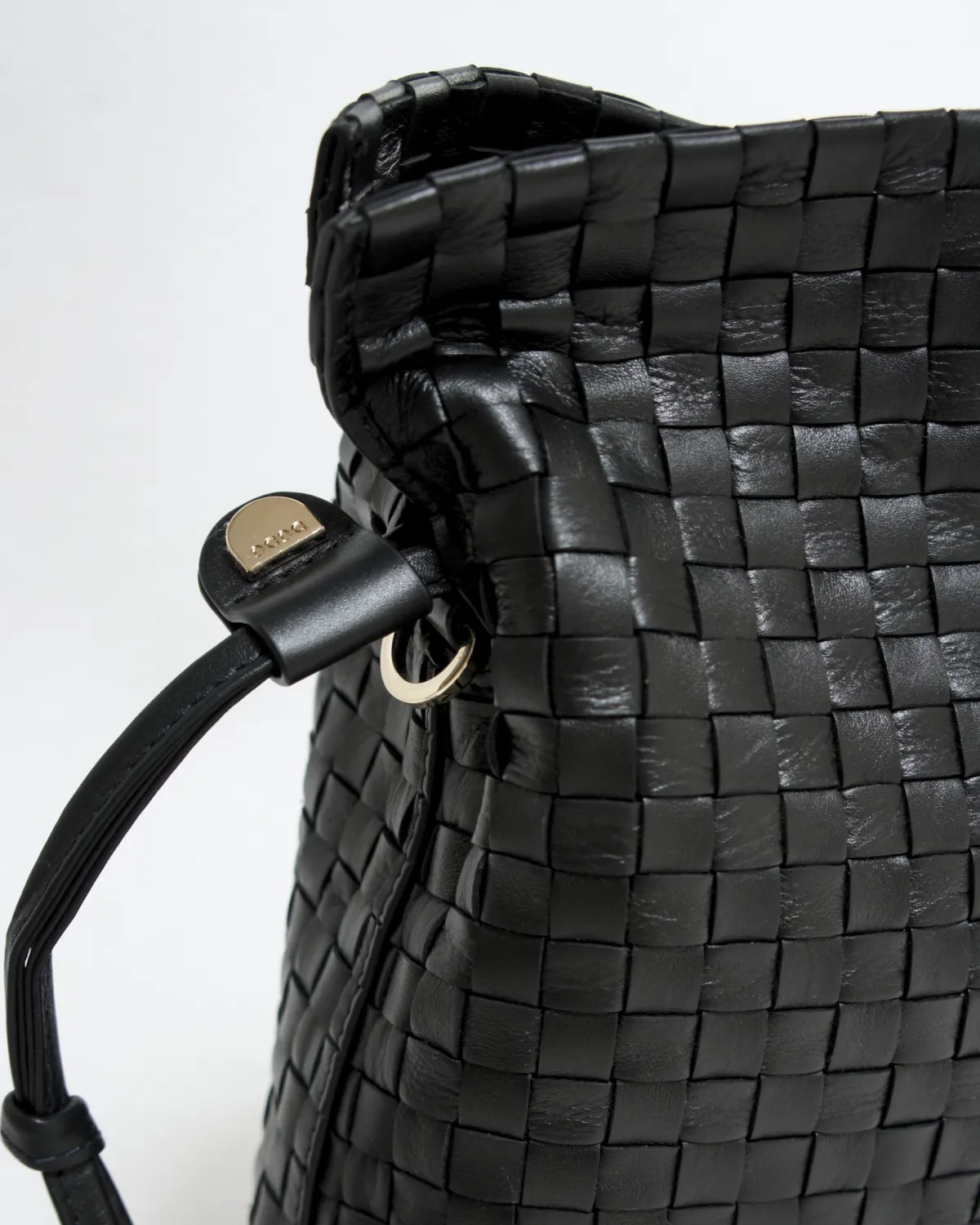 LEONORA – Håndflettet bucket-taske i full grain kalveskind | Sort