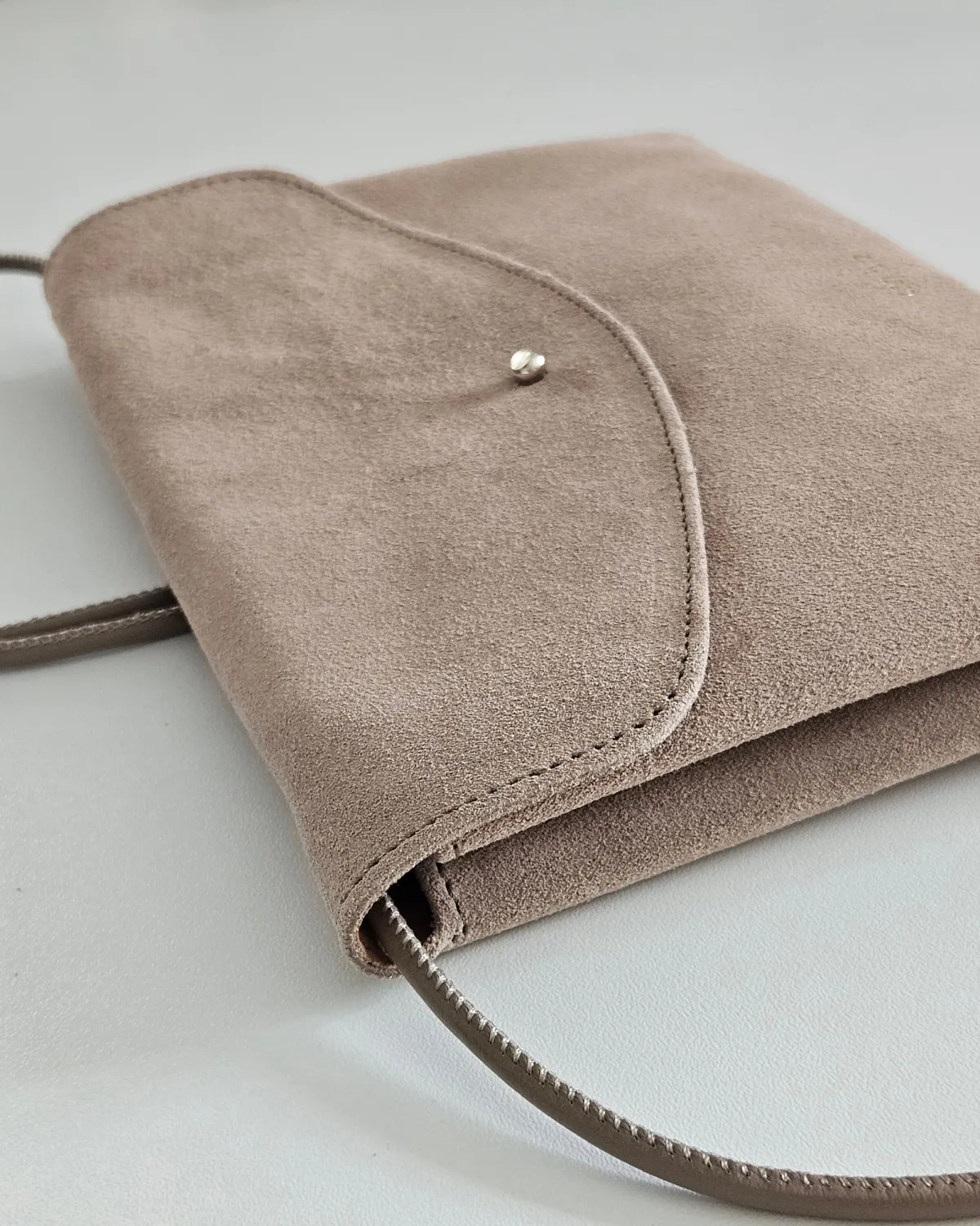 MAJA – Crossbody-taske i blødt ruskind | Nude