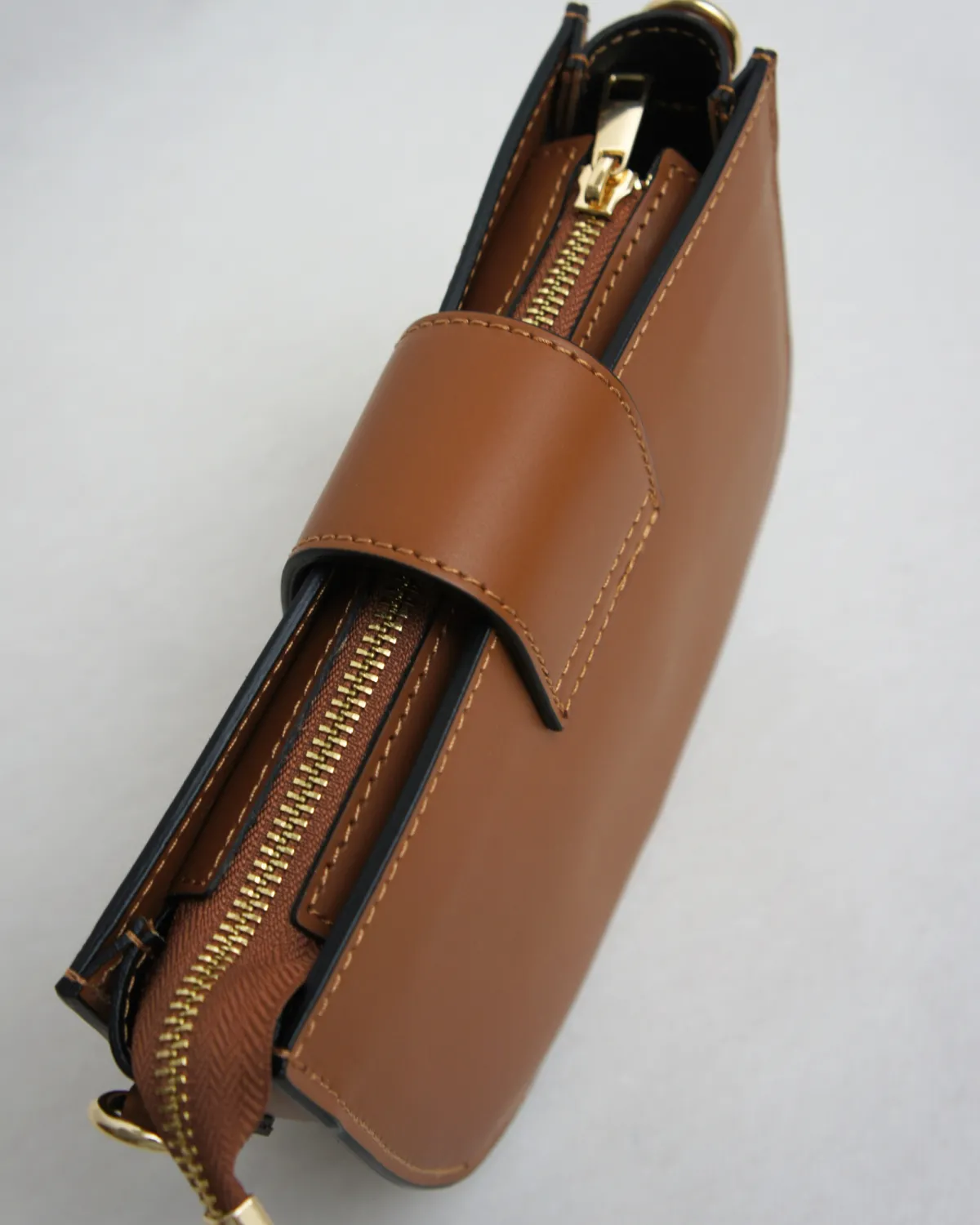 AMELIE – Crossbody-taske i glat læder med gyldne detaljer | Camel